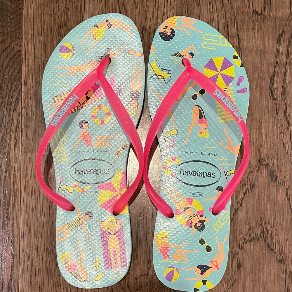 Havaianas Vibrant Beach Scene Flip Flops with Pink Straps